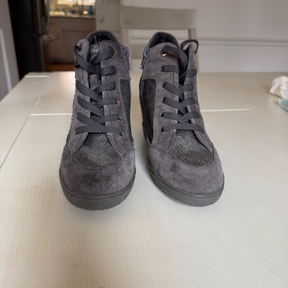 Geox Carum Women's Gray Leather Wedge Sneaker / Bootie
Geox Size 36 - Picture 11 of 12